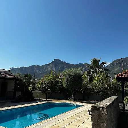 度假居 Cheerful And Cozy With Pool And Fireplace