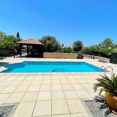 Cheerful And Cozy With Pool And Fireplace Athalassa