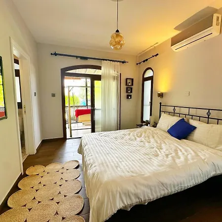 Cheerful And Cozy With Pool And Fireplace