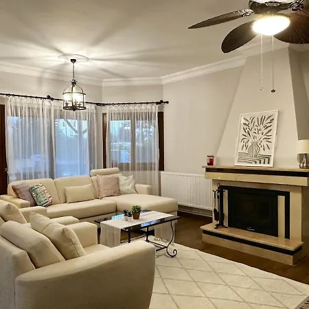 Cheerful And Cozy With Pool And Fireplace 度假居