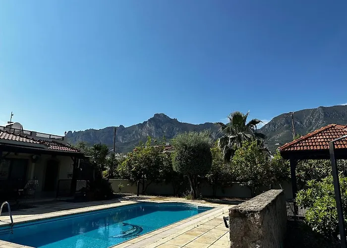 別荘 Cheerful And Cozy With Pool And Fireplace