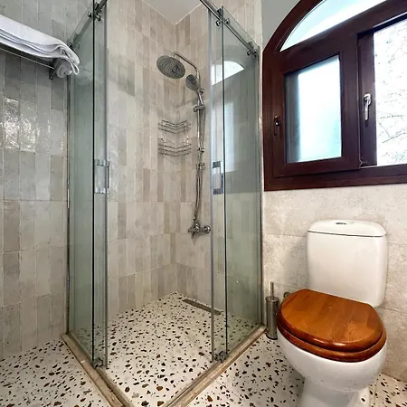 Cheerful And Cozy With Pool And Fireplace Athalassa