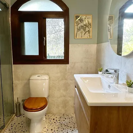 펜션 Cheerful And Cozy With Pool And Fireplace Athalassa