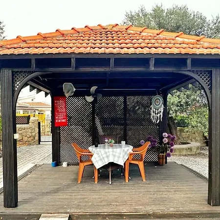 Cheerful And Cozy With Pool And Fireplace *