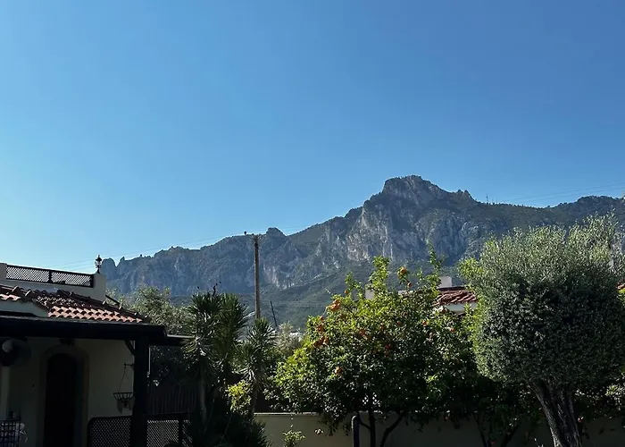 Cheerful And Cozy With Pool And Fireplace