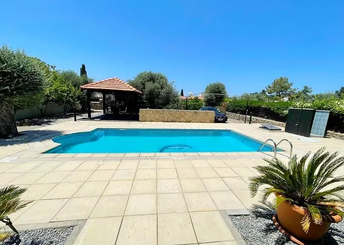 Cheerful And Cozy With Pool And Fireplace Athalassa