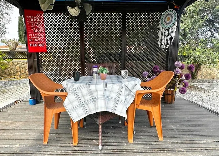 Cheerful And Cozy With Pool And Fireplace