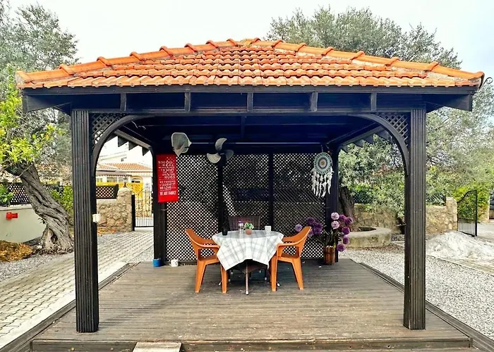 Cheerful And Cozy With Pool And Fireplace *